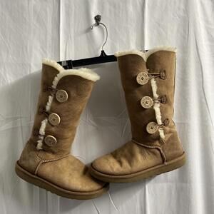 UGG Australia Bailey Button Triplet Boots 1873 Chestnut Women's US Size 7